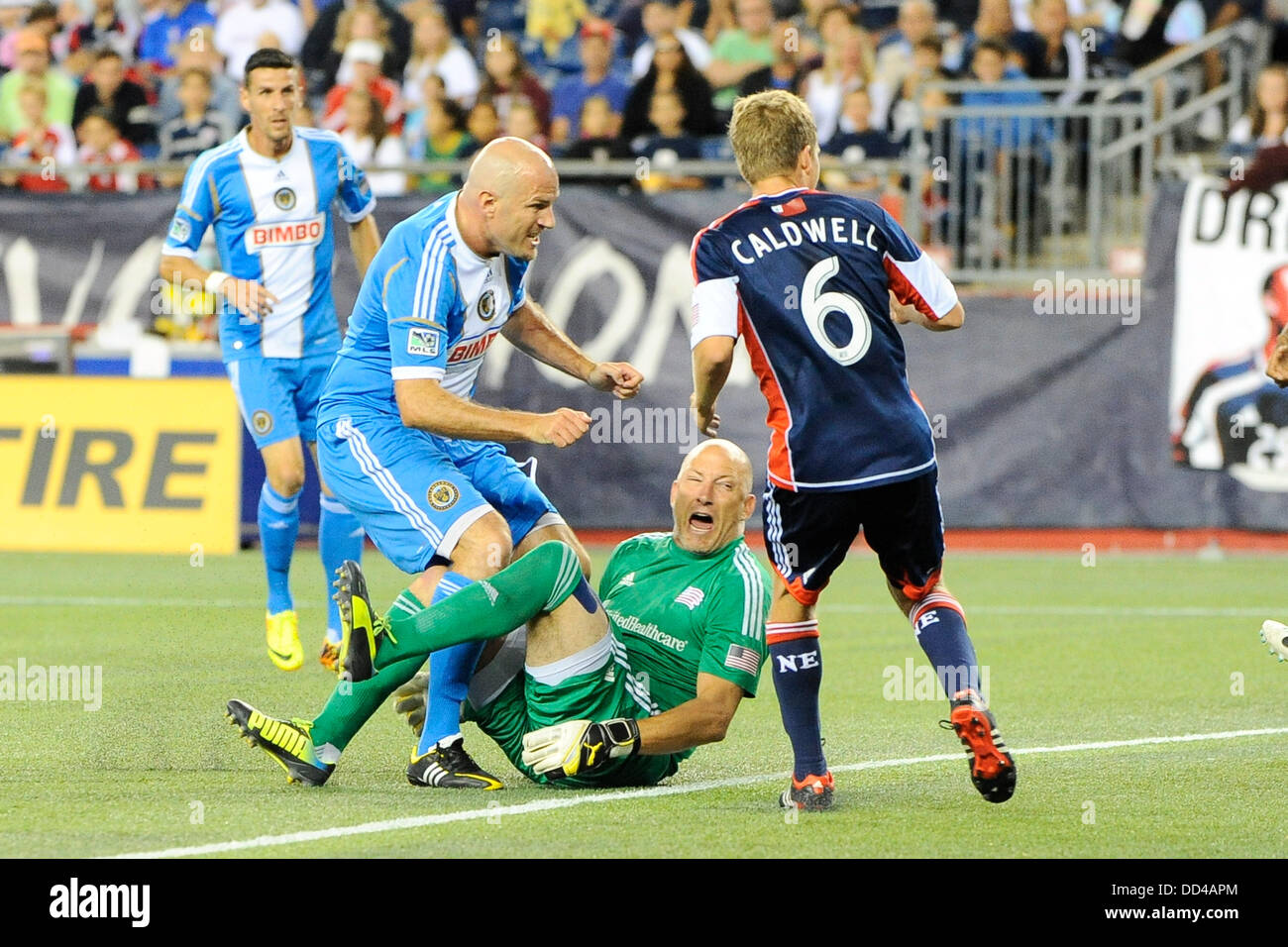 Foxborough, Massachusetts, STATI UNITI D'AMERICA. 25 Ago, 2013. Agosto 25, 2013 - Foxborough, Massachusetts, STATI UNITI - New England Revolution il portiere Matt Reis (1) reagisce a avente la sfera fuori a calci da sotto di lui da Philadelphia Unione avanti Conor Casey (6) durante il secondo periodo di azione in Philadelphia Unione vs New England Revolution Major League Soccer Game tenutosi a Gillette Stadium di Foxborough Massachusetts. La partita si è conclusa con un punteggio finale di rivoluzione 5 di raccordo 1 Eric Canha/CSM/Alamy Live News Foto Stock