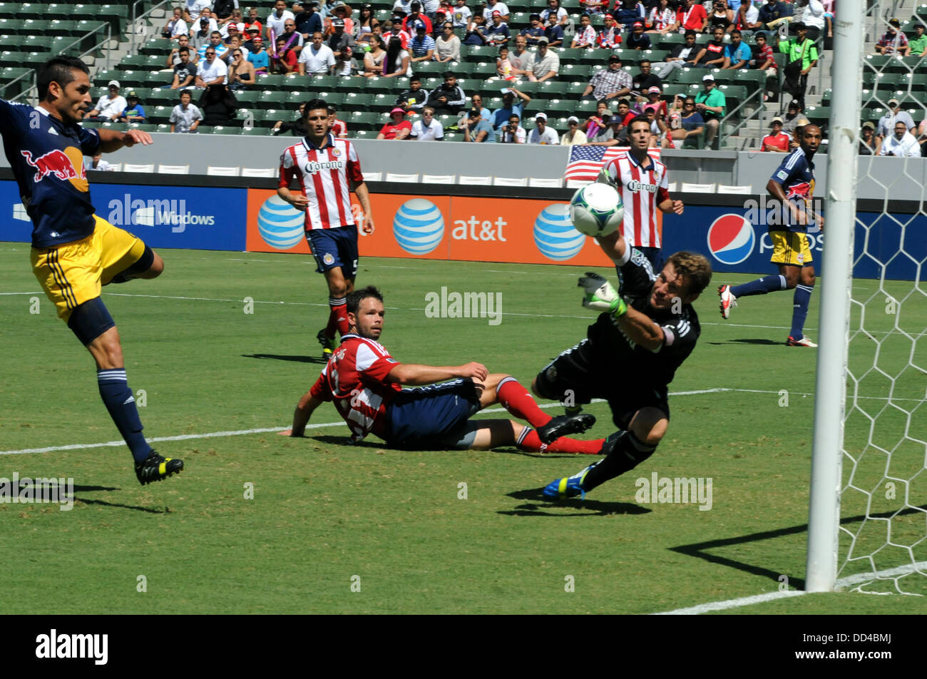 Carson, California, Stati Uniti d'America. 25 Ago, 2013. Major League Soccer-MLS-Chivas portiere Dan Kennedy fa risparmiare dal punto gamma vuota durante la prima metà del gioco come Chivas USA è andato a vincere la sconfitta del New York Red Bulls,da 3 a 2 in corrispondenza del centro di StubHub, Carson, California, Stati Uniti d'America, 25 agosto 2013. Credito: Scott Mitchell/ZUMAPRESS.com/Alamy Live News Foto Stock