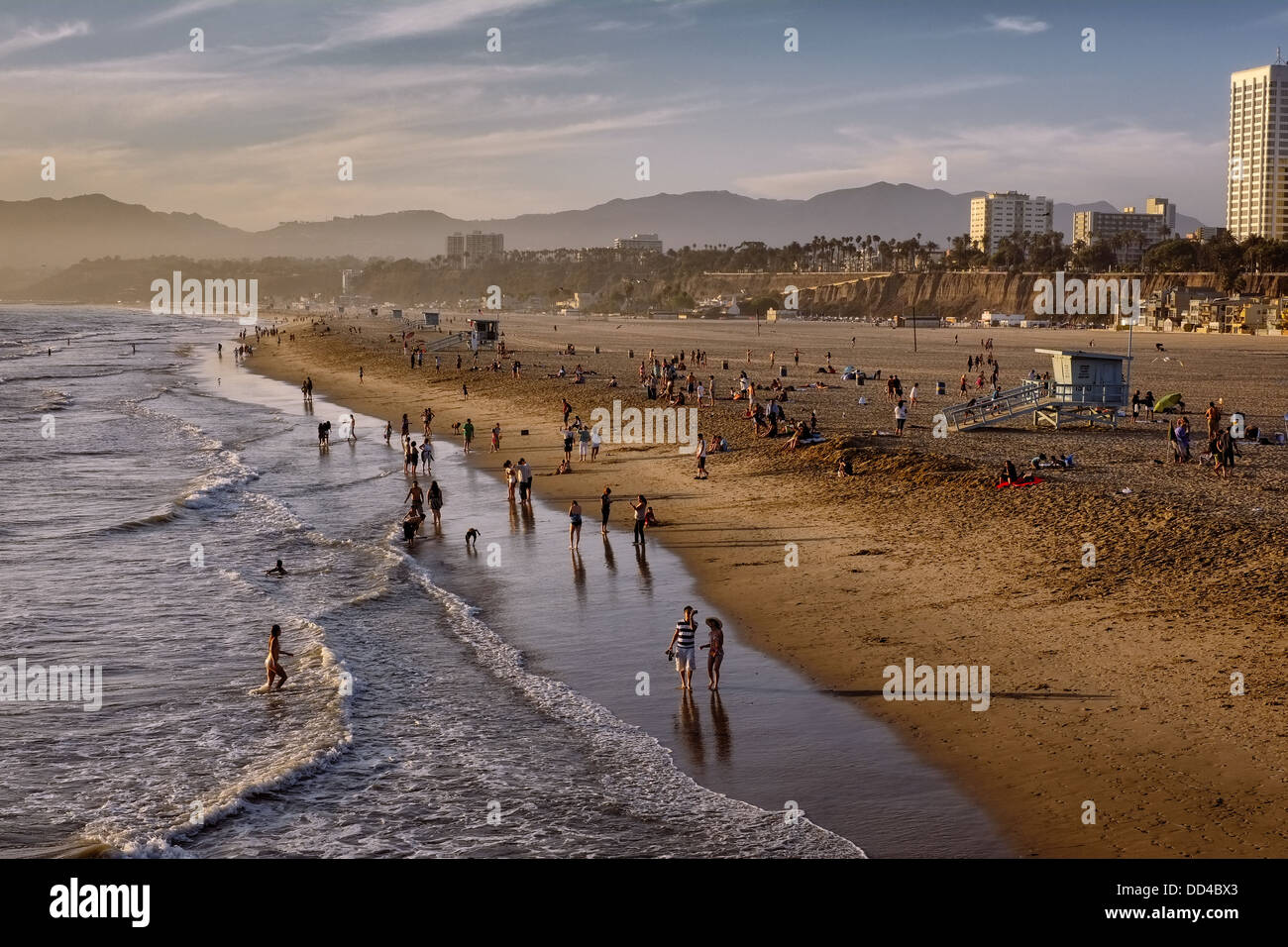 La spiaggia di Santa Monica su un caldo ma tardo pomeriggio di sole nel mese di settembre Foto Stock