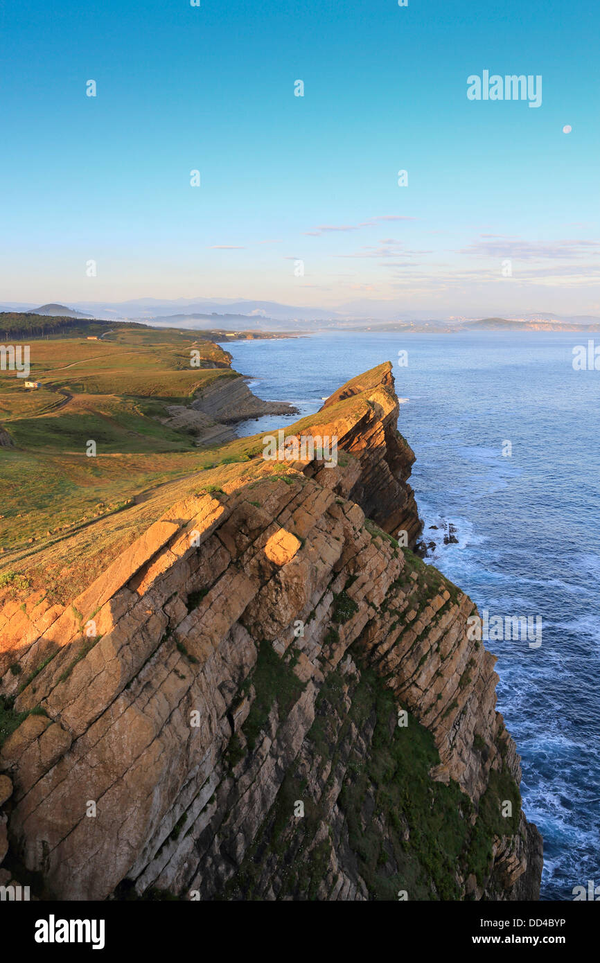Maestosa costa frastagliata sulla costa nord della Spagna al di Soto de la Marina, Cantabria Foto Stock