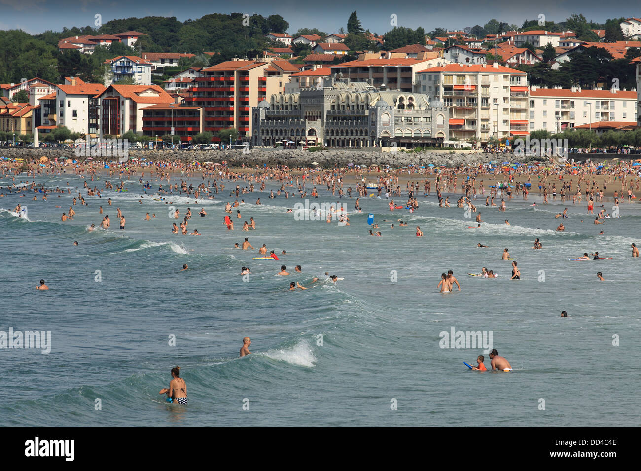 Folla estiva sulla spiaggia di Hendaye in Francia meridionale al confine con la Spagna. Foto Stock