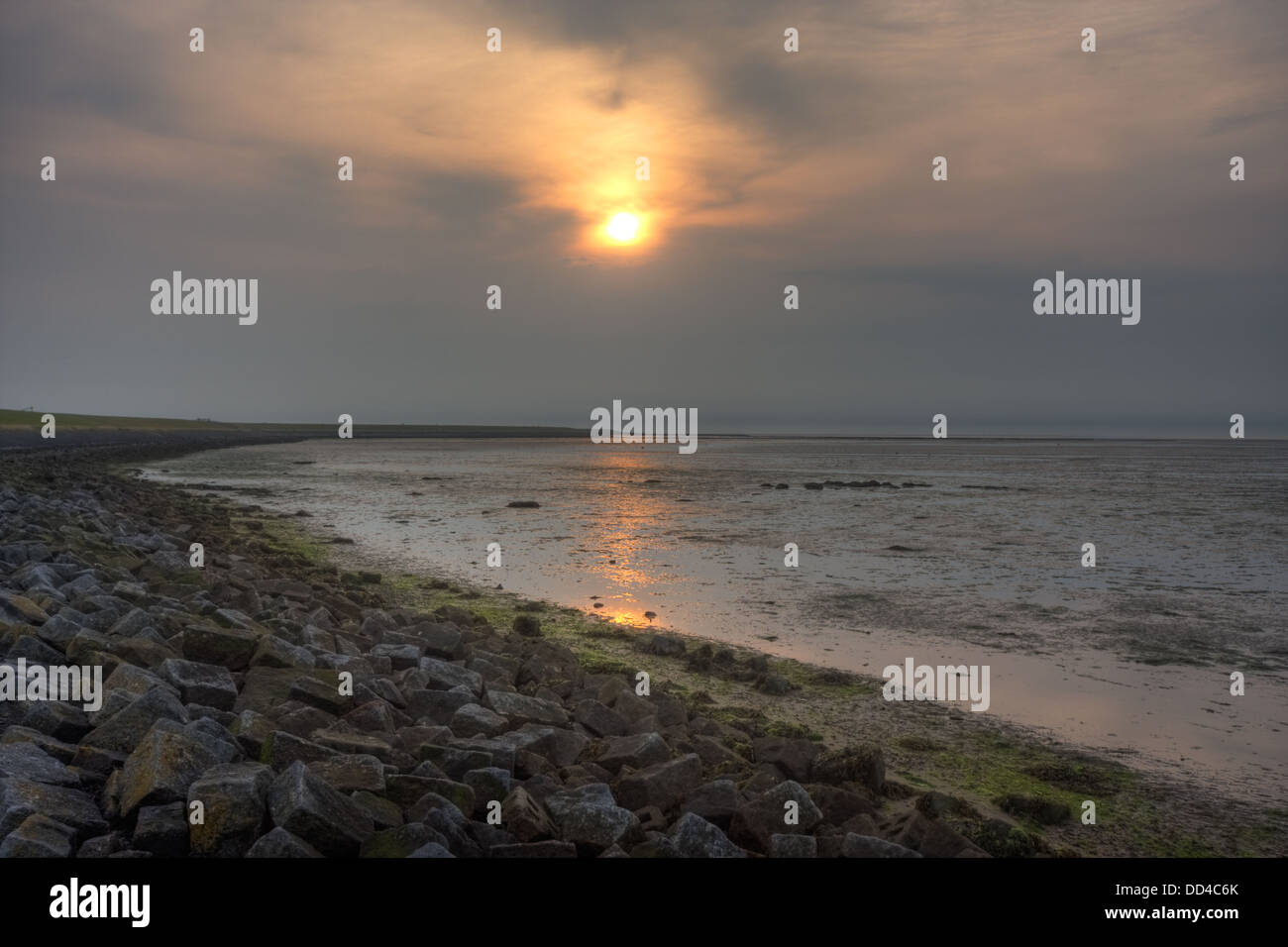 Diga con blocchi di basalto di sunrise Foto Stock