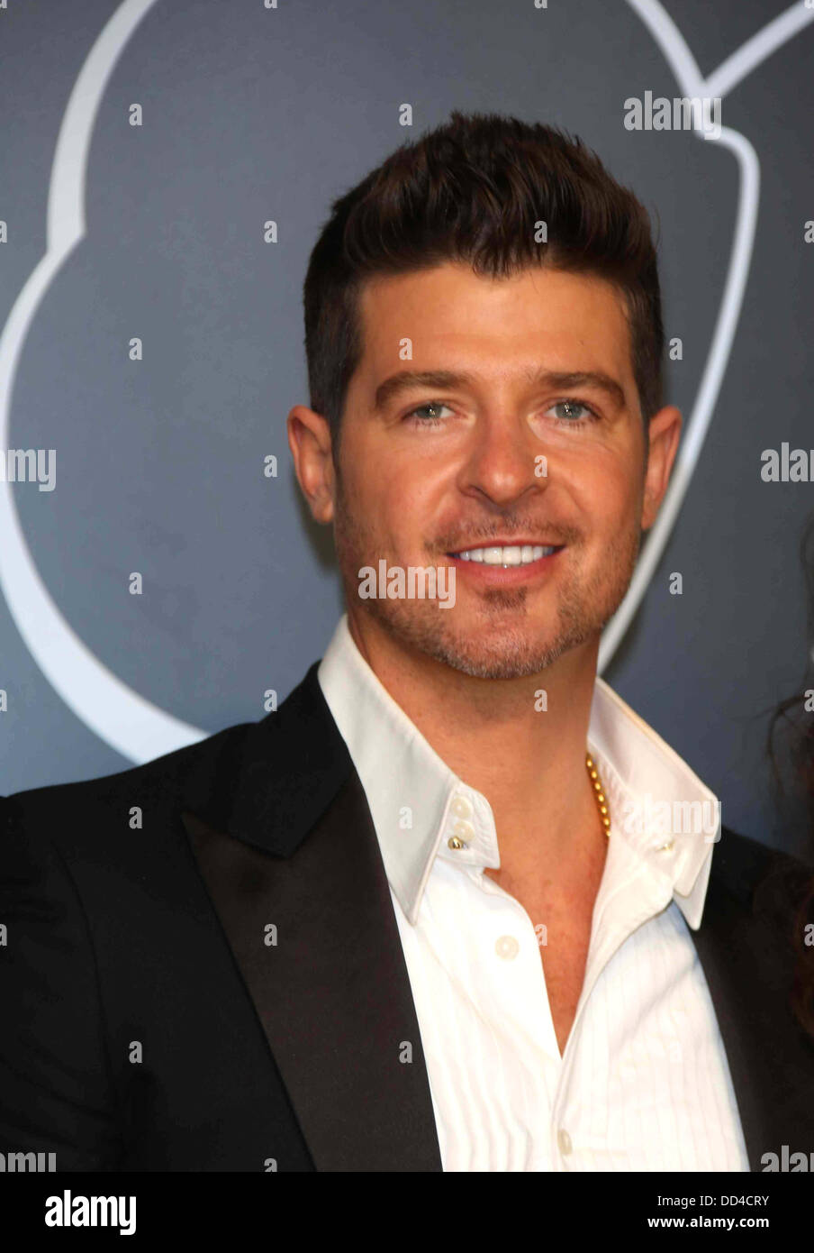 Brooklyn, New York, Stati Uniti d'America. 25 Ago, 2013. Noi musicista Robin Thicke arriva sul tappeto rosso per gli MTV Video Music Awards presso la Barclays Center di Brooklyn, New York, Stati Uniti d'America, 25 agosto 2013. Foto: Hubert Boesl/dpa/Alamy Live News Foto Stock