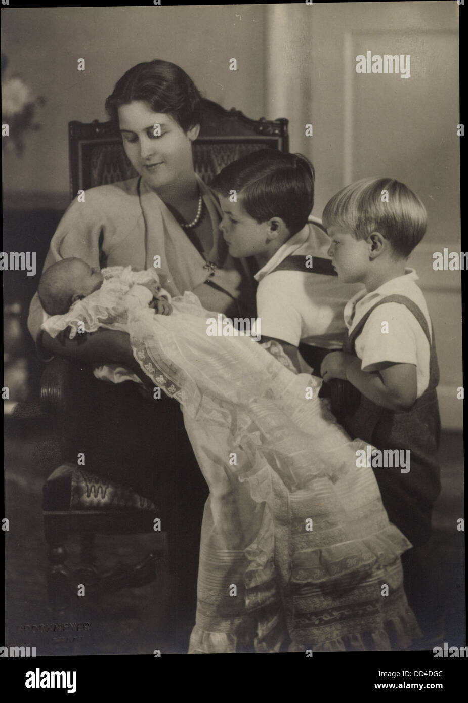 Foto Ak Erbprinzessin Hessen mit Kindern, Adel Griechenland; Foto Stock