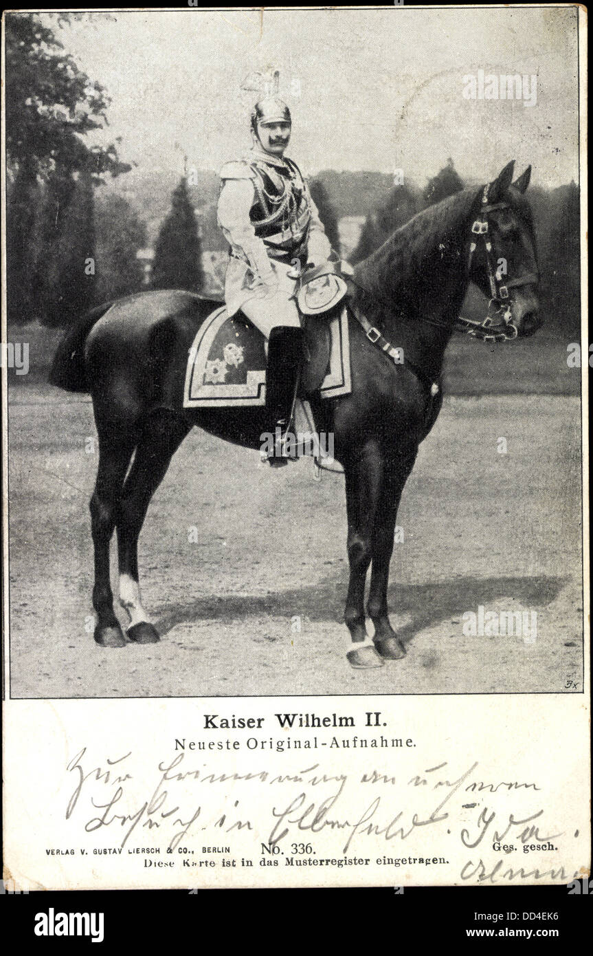Ak Kaiser Wilhelm II in uniforme als Feldherr auf einem Pferd; Foto Stock