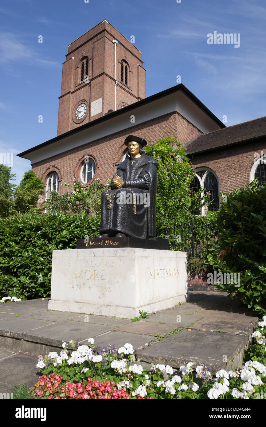 Sir Thomas More statua fuori Chelsea Vecchia Chiesa lungo argine Chelsea Foto Stock