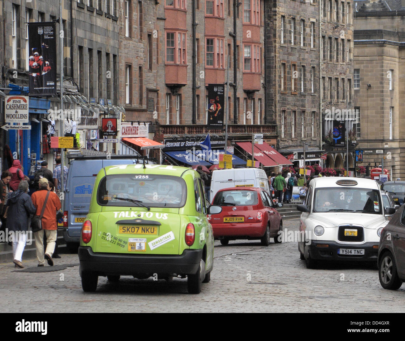 Hackney carrelli o Londra Taxi a Lawnmarket, Royal Mile di Edimburgo, Scozia, Regno Unito Foto Stock