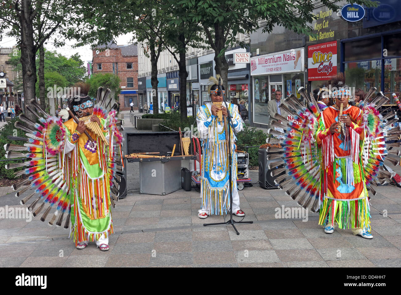 Sud peruviano American buskers / animatori nel centro citta' di Warrington, Cheshire , Inghilterra , REGNO UNITO Foto Stock