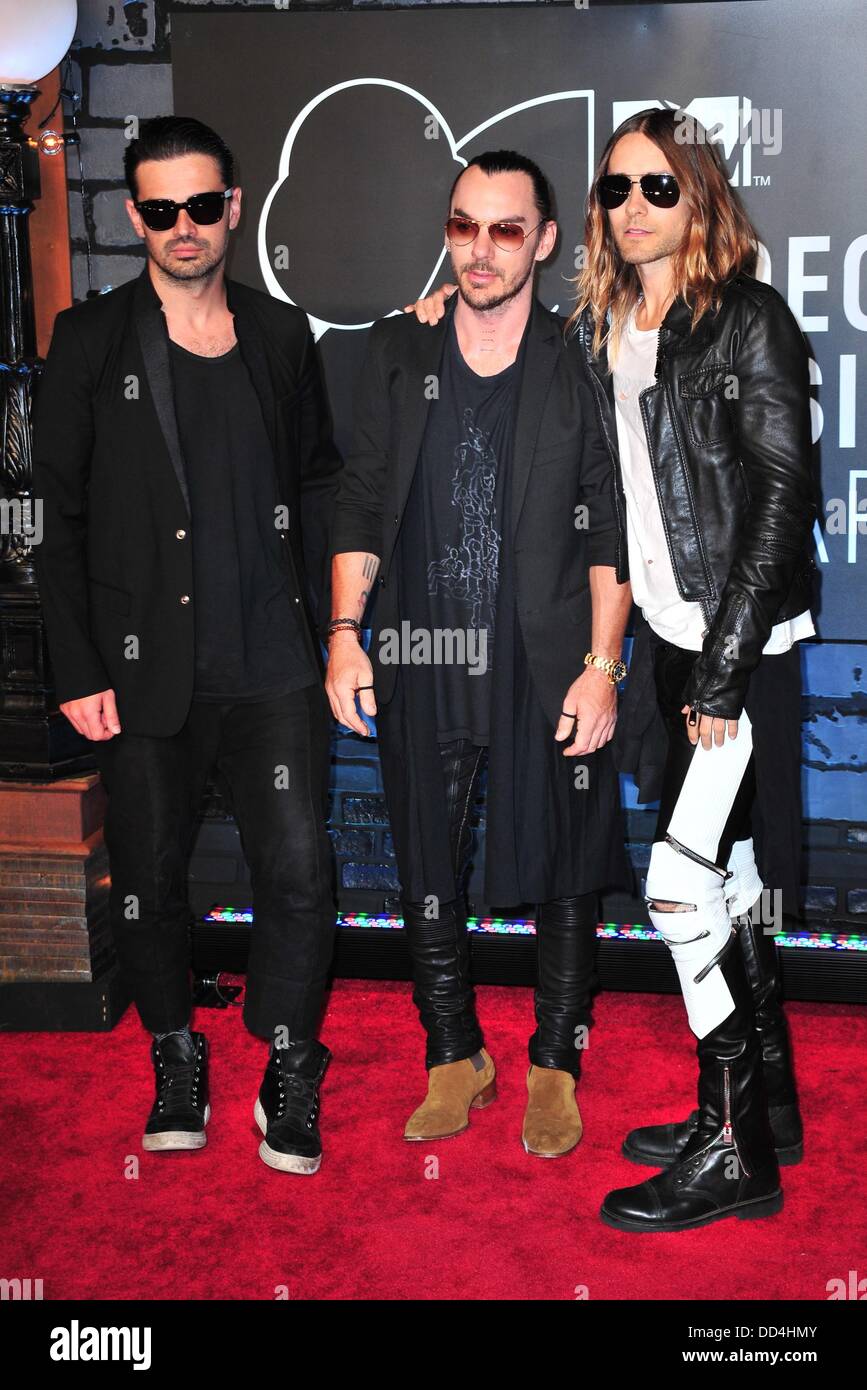 Brooklyn, New York. 25 Ago, 2013. Tomo Milicevic, Shannon Leto, Jared Leto, trenta secondi a Marte a arrivi per MTV Video Music Awards - 2013 VMAs - Parte 3, Barclays Center di Brooklyn, NY Agosto 25, 2013. Credito: Gregorio T. Binuya/Everett raccolta/Alamy Live News Foto Stock