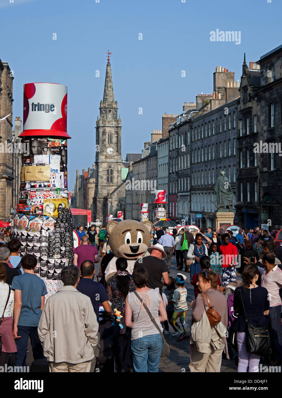 Il Royal Mile, Edinburgh Fringe Festival folla Scotland Regno Unito Foto Stock