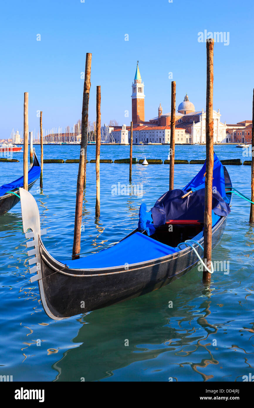 Vista verticale del Canal Grande con gondole a Venezia Foto Stock