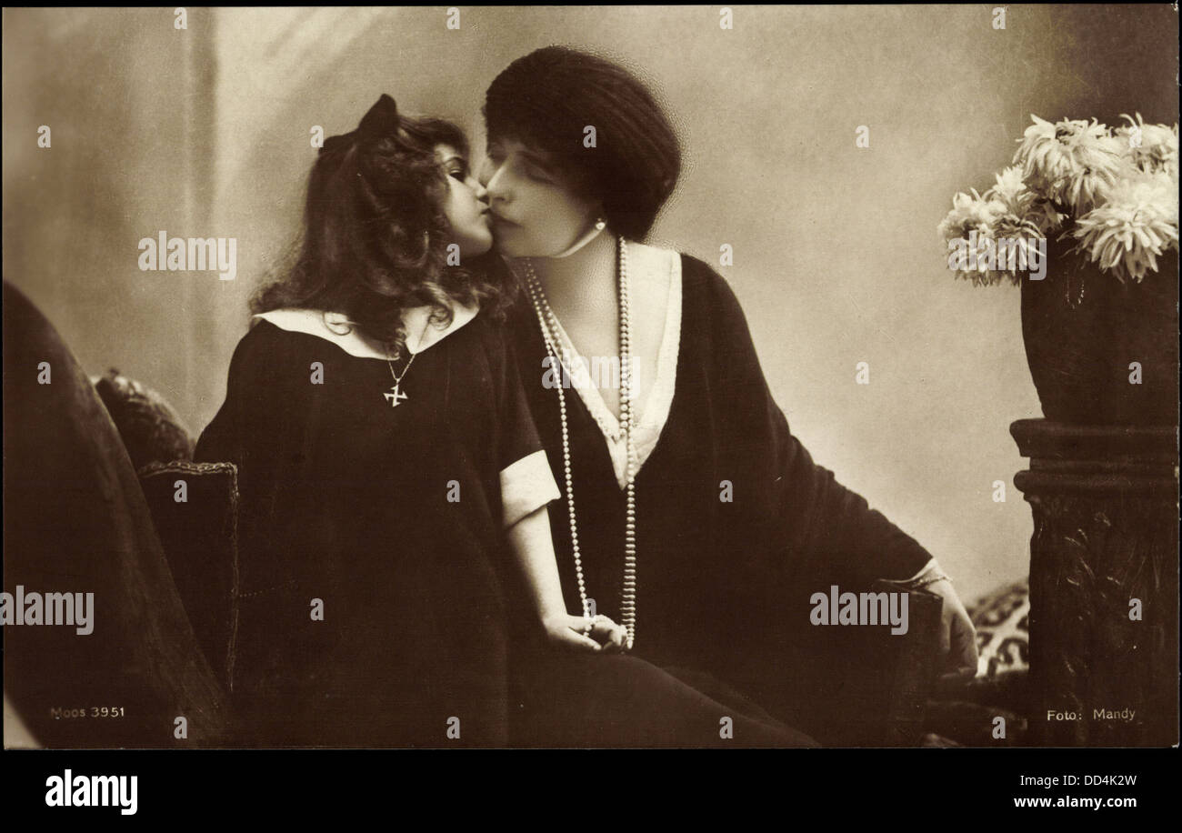 Ak Königin Maria von Rumänien mit Prinzessin Ileana, Kuss; Foto Stock