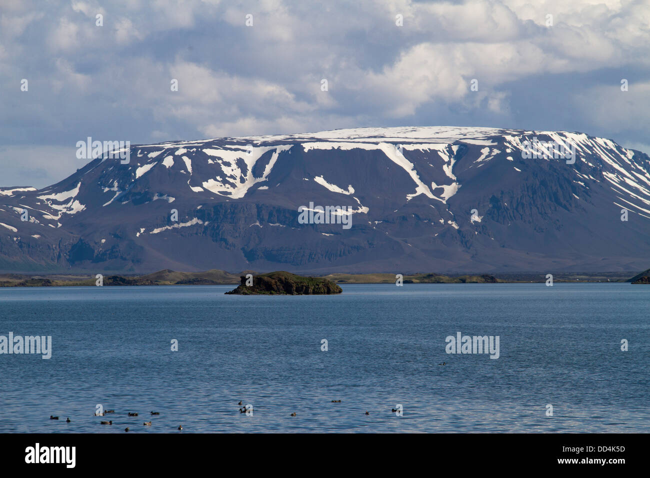 La neve sulla montagna di oltre il Lago Myvatn Foto Stock