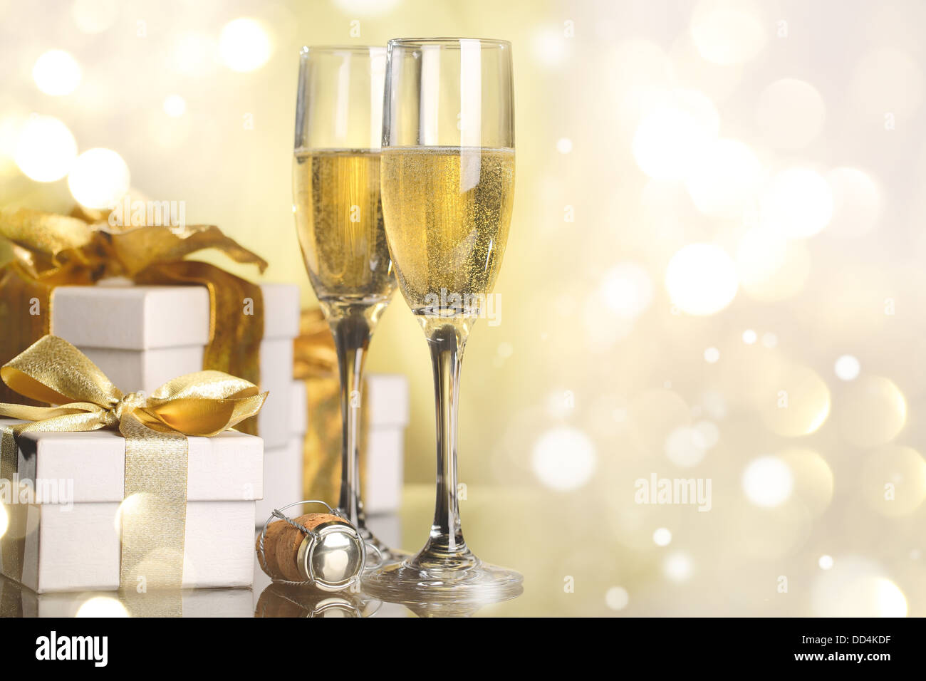Bicchieri di champagne e regali pronti a portare nel nuovo anno Foto Stock