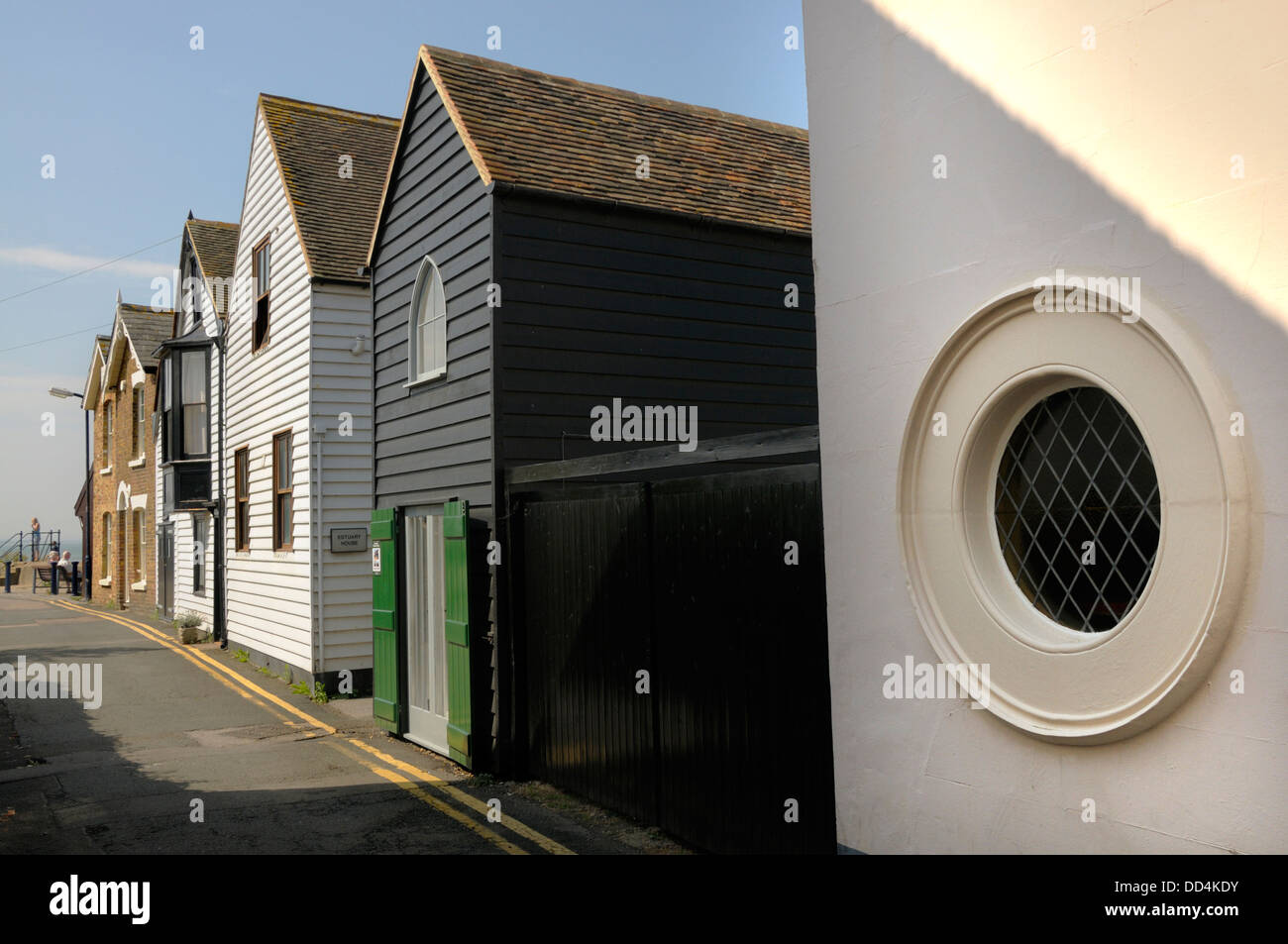 Whitstable Kent, Inghilterra, Regno Unito. Edifici sul Seawall (street) Foto Stock