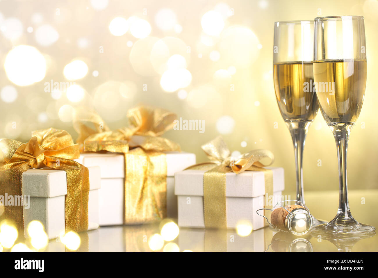 Bicchieri di champagne e regali pronti a portare nel nuovo anno Foto Stock