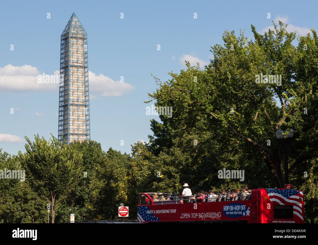 Open top sightseeing tour bus davanti al Monumento di Washington (attualmente in impalcature), Washington DC, Stati Uniti d'America Foto Stock