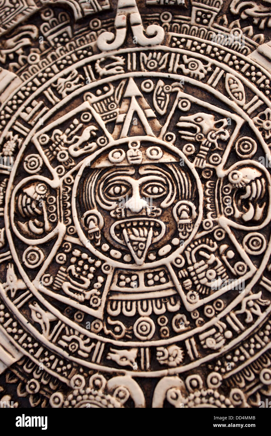 Un souvenir del Calendario azteco siede in vendita in Teotihuacan, Città del Messico, 16 maggio 2013. Foto Stock