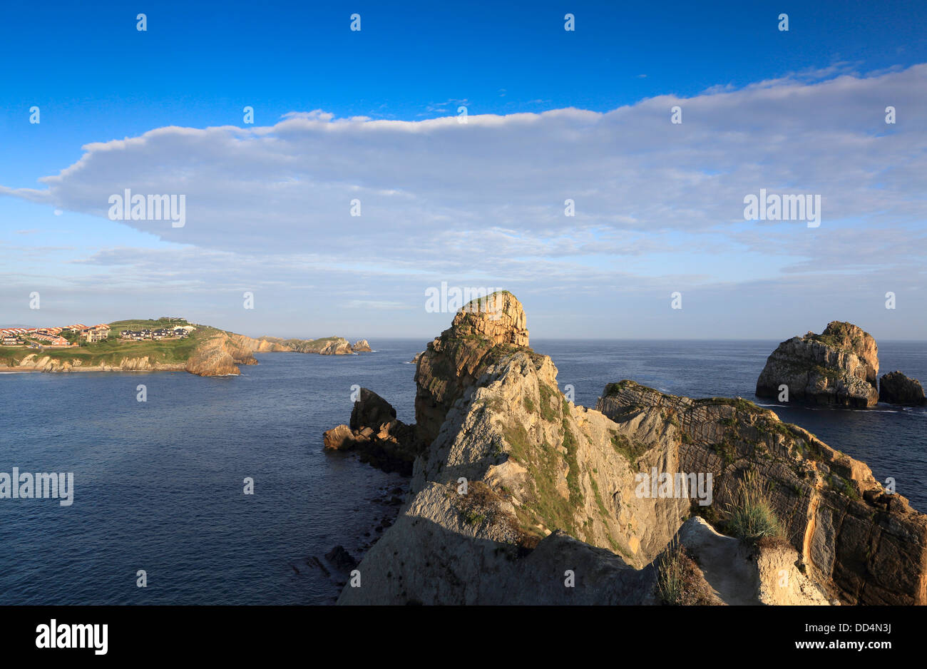 Maestosa costa frastagliata sulla costa nord della Spagna al di Soto de la Marina, Cantabria Foto Stock