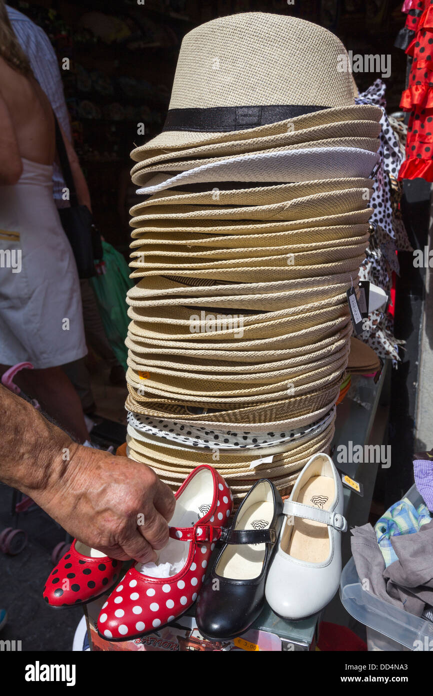 Negozio di articoli da regalo, partito cappelli e scarpe, Valencia Foto  stock - Alamy