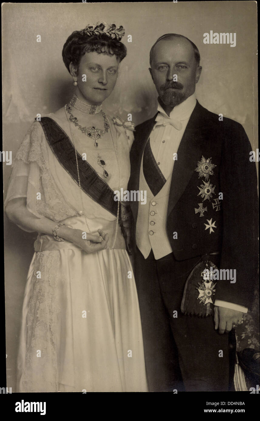 Foto Ak Fürst Leopold zu Lippe mit Ehefrau, Krone, Schmuck; Foto Stock