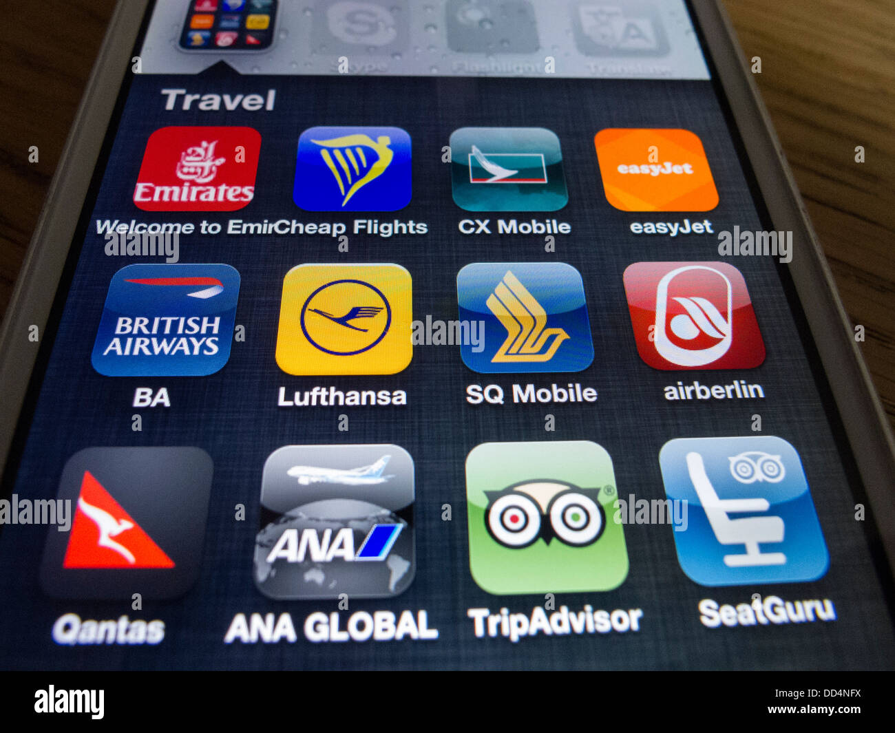 Dettaglio di molti viaggi e compagnia aerea app su un iPhone 5 smart phone Foto Stock