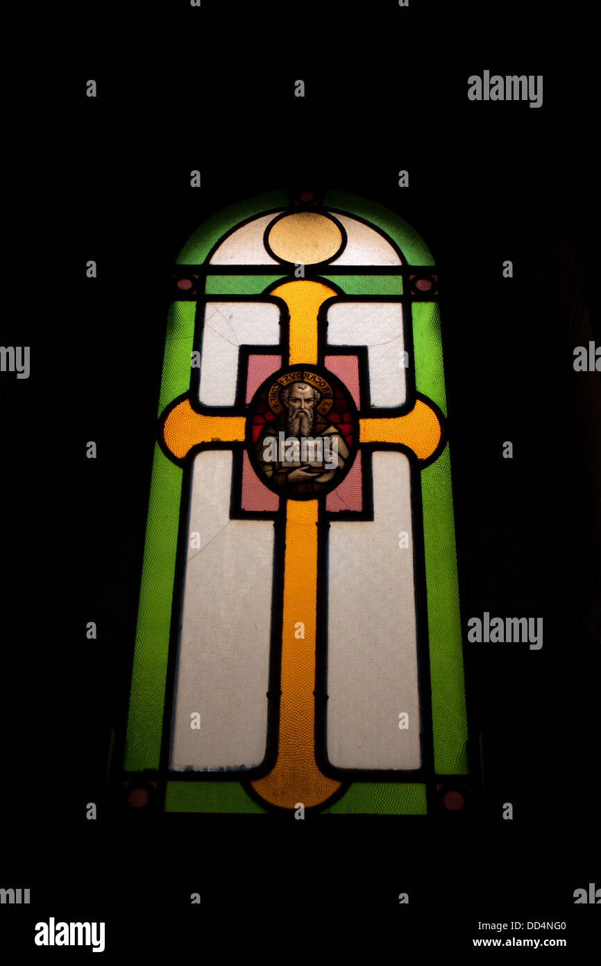 Una croce con una Santa immagine al centro decora una vetrata di una chiesa di Malta, 9 agosto 2012. Foto Stock