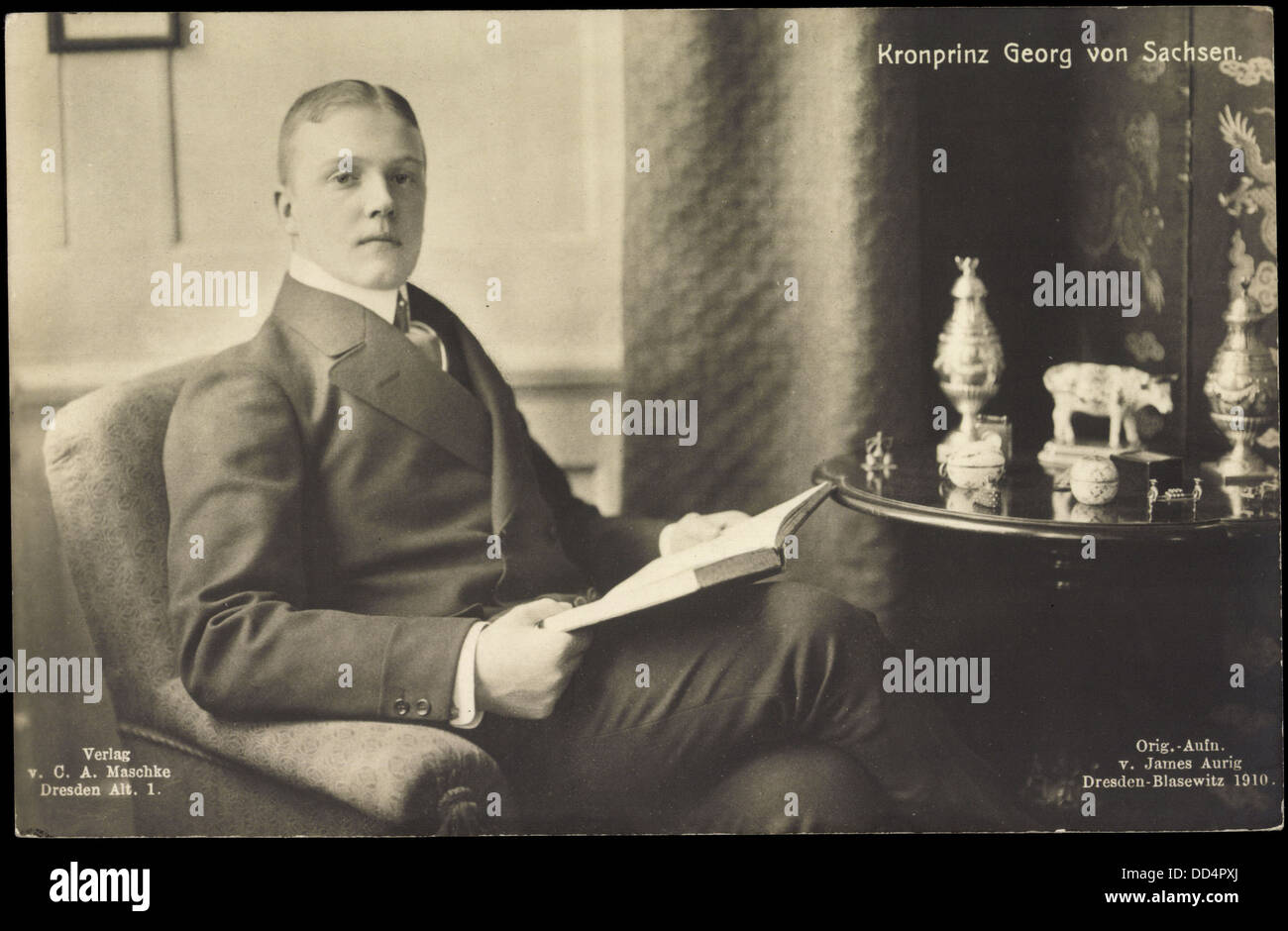 Ak Kronprinz Georg von Sachsen, Sitzportrait, Buch lesend, Kaffeetisch; Foto Stock
