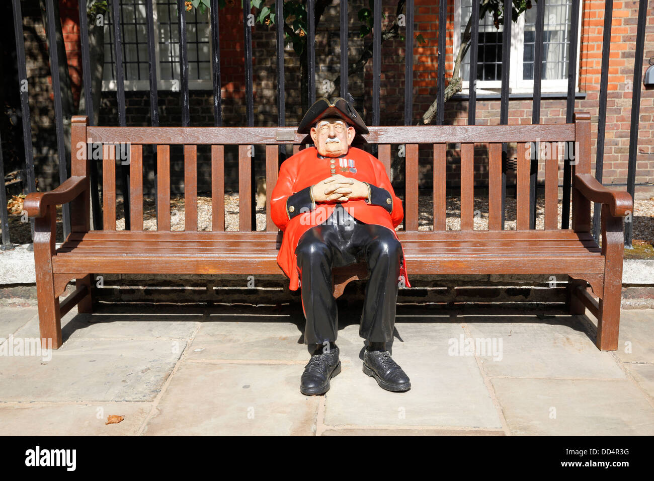 Statua di Chelsea pensionato seduto al di fuori del Royal Hospital di Chelsea, Londra Foto Stock