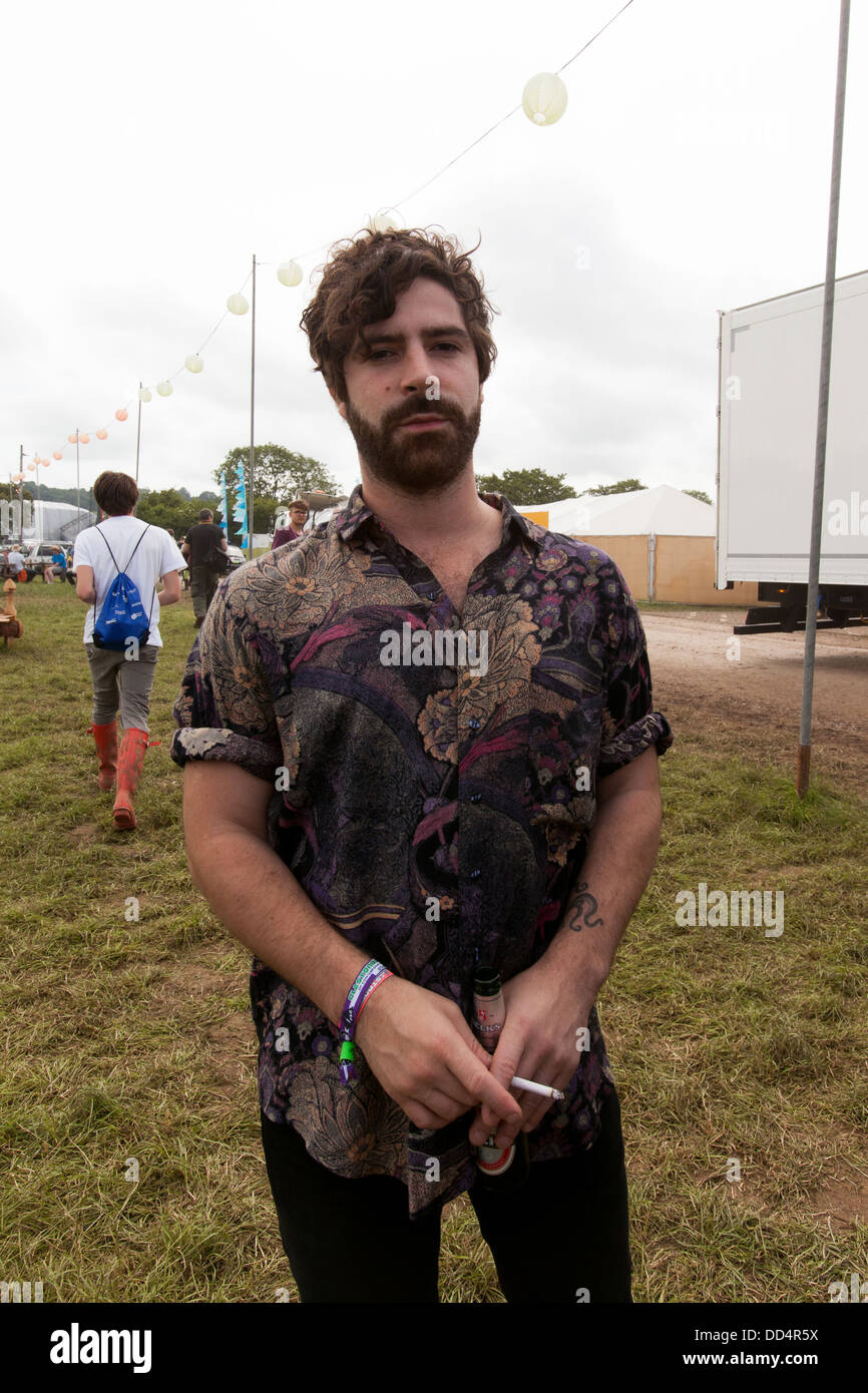 Il cantante e chitarrista di Yannis Philippakis del British indie rock band di puledri. Dietro le quinte del festival di Glastonbury 2013. Foto Stock