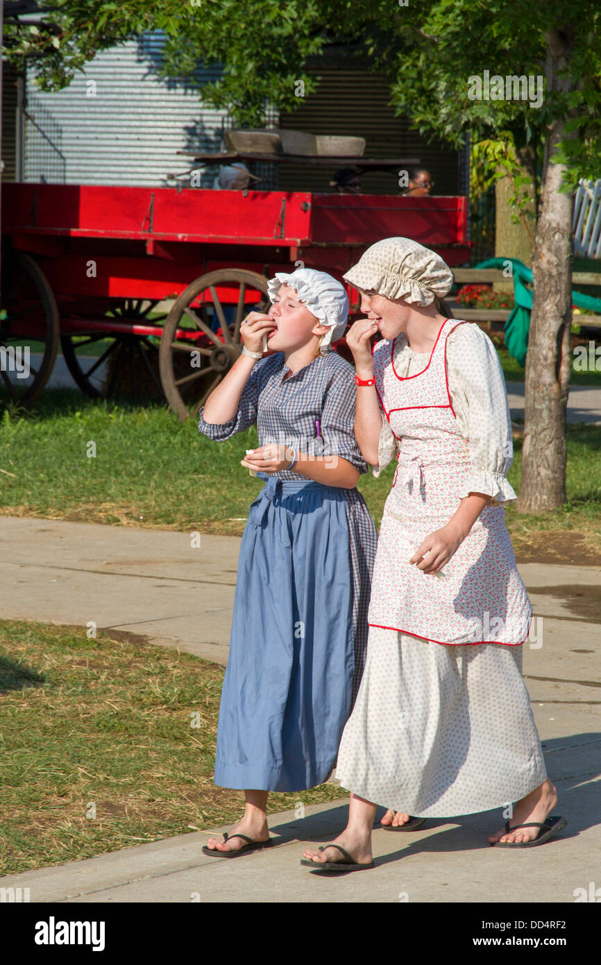 Due ragazze nel XVIII secolo vestiti a Indianapolis, Indiana, Stati Uniti State Fair Foto Stock
