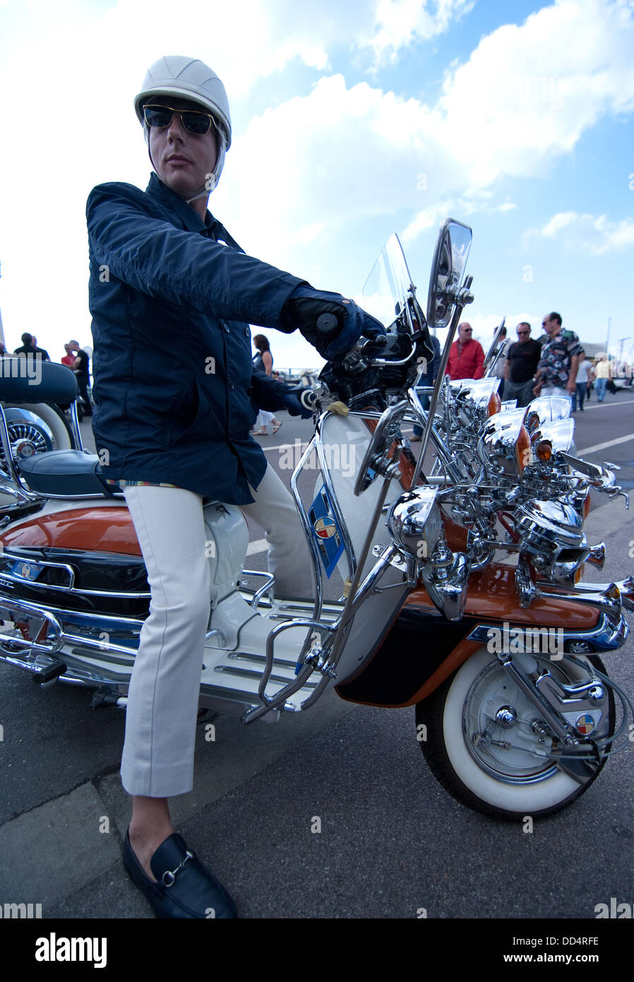 I mods che arrivano a Brighton Seafront per il Ferragosto Reunion. Foto Stock