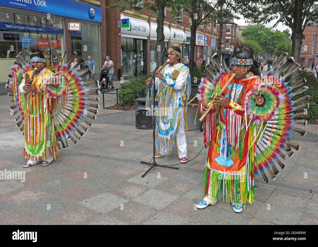 Sud peruviano American buskers / animatori nel centro citta' di Warrington, Cheshire , Inghilterra , REGNO UNITO Foto Stock