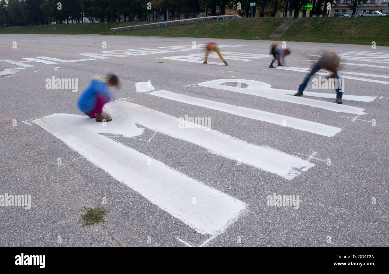 Scrivere gli attivisti anti razzista di slogan per protestare sulla strada contro l'Anti Romany marzo dell ala destra estremisti in Ceske Budejovice, Repubblica Ceca il 24 agosto 2013. L'ala destra gli estremisti hanno marciato su questo percorso in Budejovice. (CTK foto/David Veis) Foto Stock