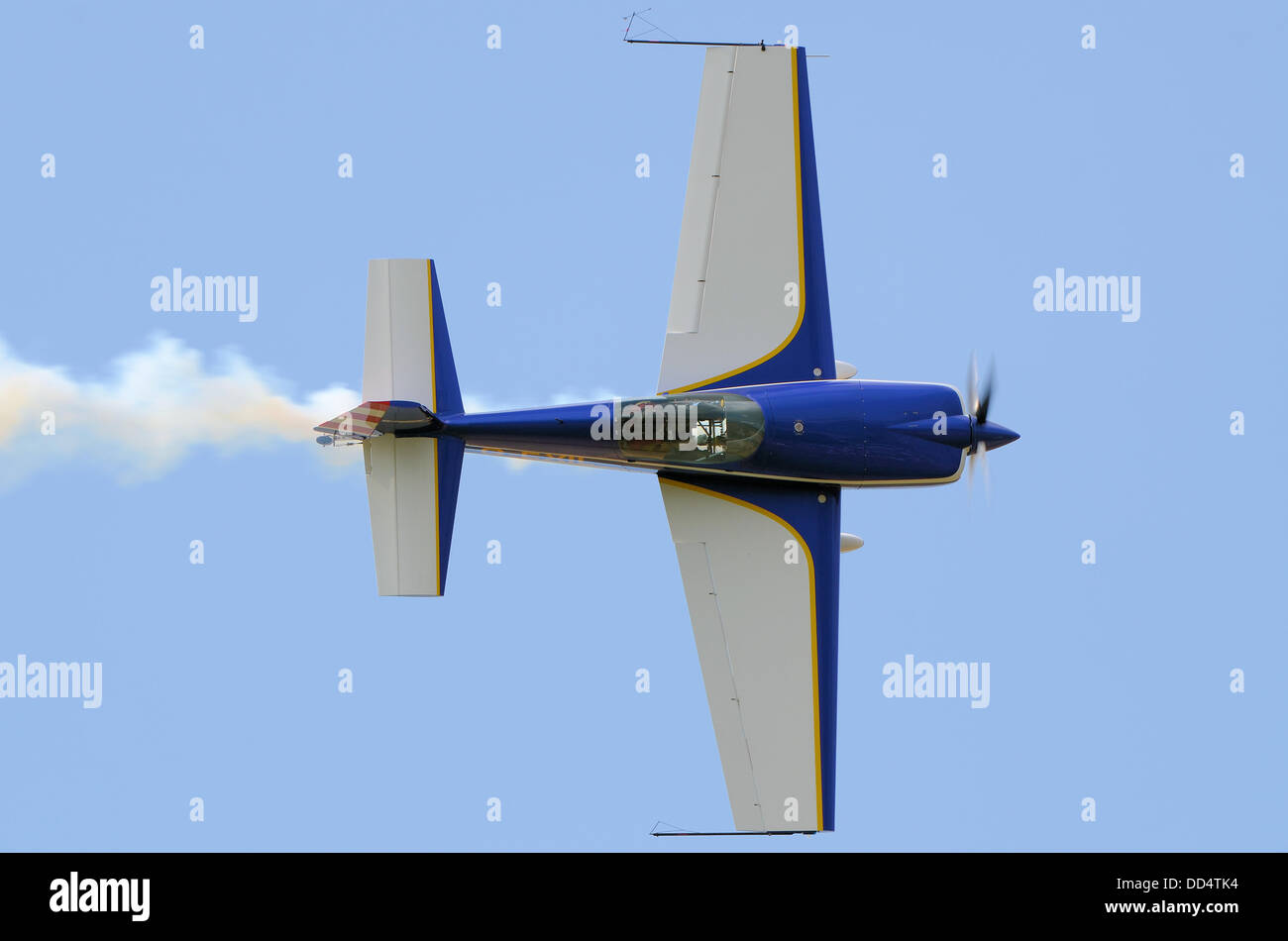 Un singolare evento ha avuto luogo in cui una piena di dimensioni extra 300S velivolo acrobatico volato da Chris Burkett di G-Force acrobazia effettuata a pieno schermo aria di routine in combinazione con un 40% di modello in scala radio controlled Extra Foto Stock