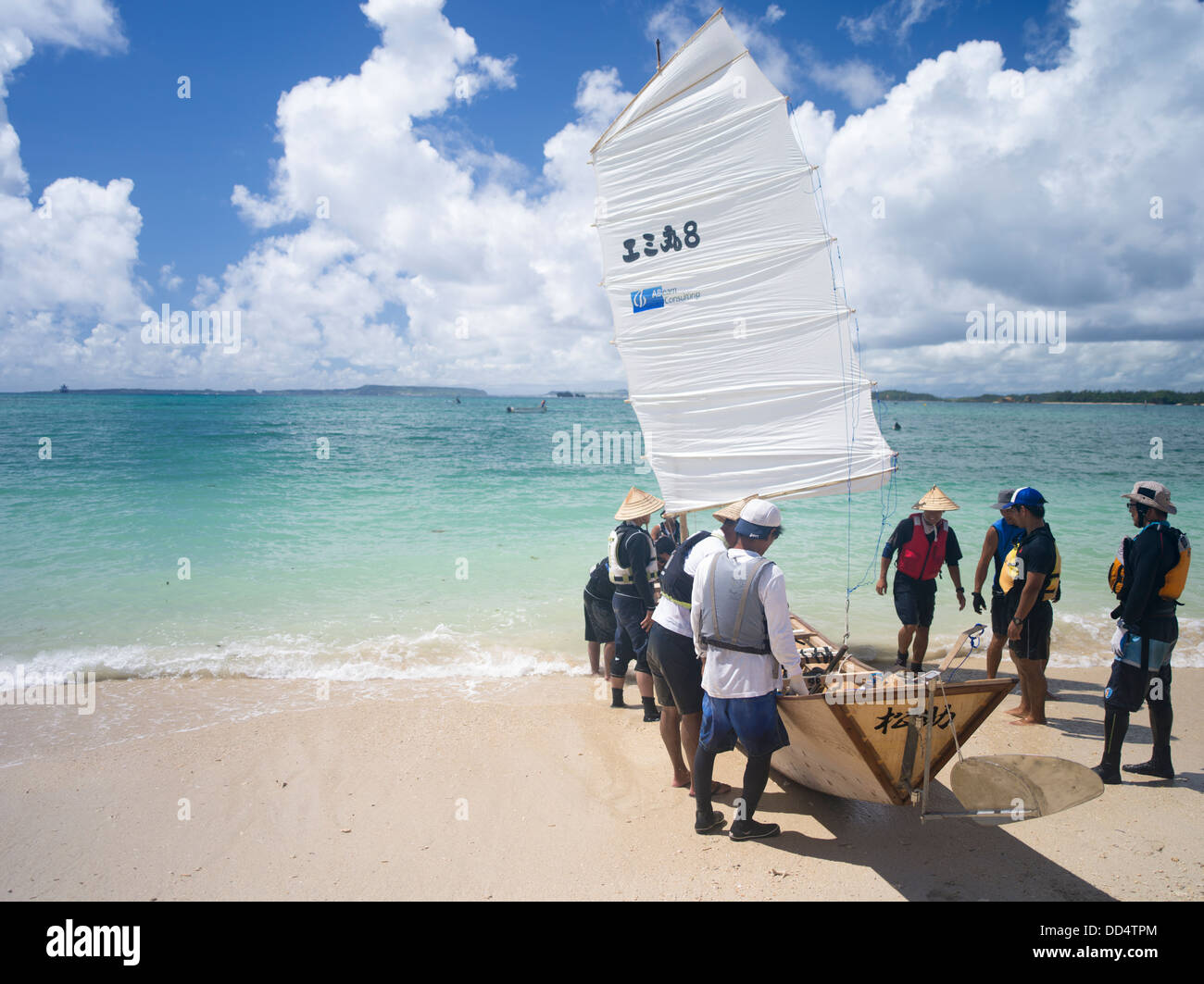 Barca Sabani gare, un tradizionale a vela e a remi in barca di legno - Ginoza Village, Okinawa, in Giappone Foto Stock