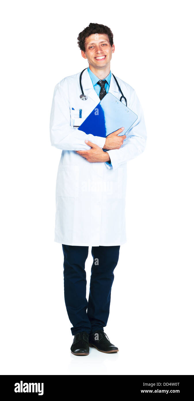 A piena lunghezza Ritratto di un maschio sorridente medico tenendo un blocco note su sfondo bianco Foto Stock