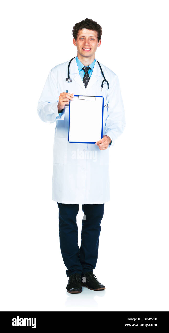 Lunghezza completa giovane maschio sorridente medico mostrando negli appunti Copia con spazio per il testo su sfondo bianco Foto Stock