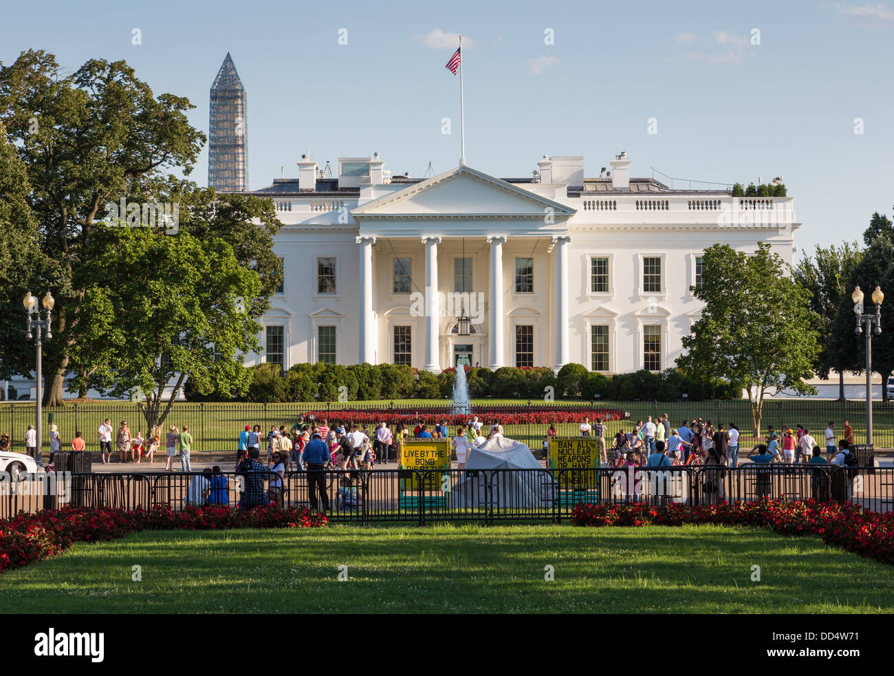 La folla in Pennsylvania Avenue a Washington DC di fronte alla Casa Bianca Foto Stock