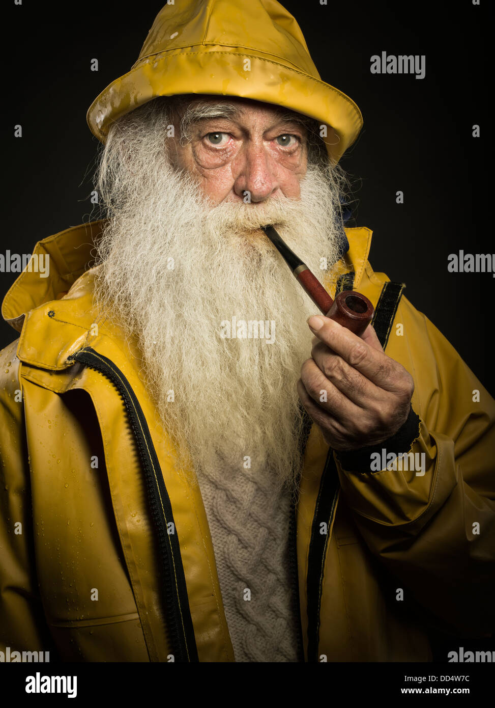 Il vecchio pescatore con barba bianca che indossa sou'wester hat e guy cotten oilskin camicia Foto Stock