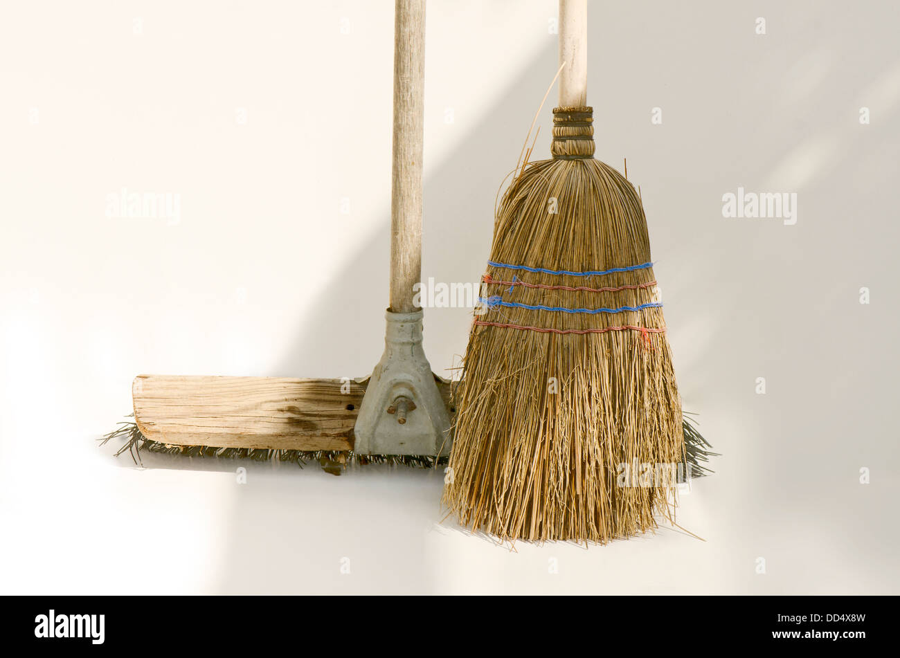 Una scopa con setole e una moderna push pull di ginestra. Foto Stock