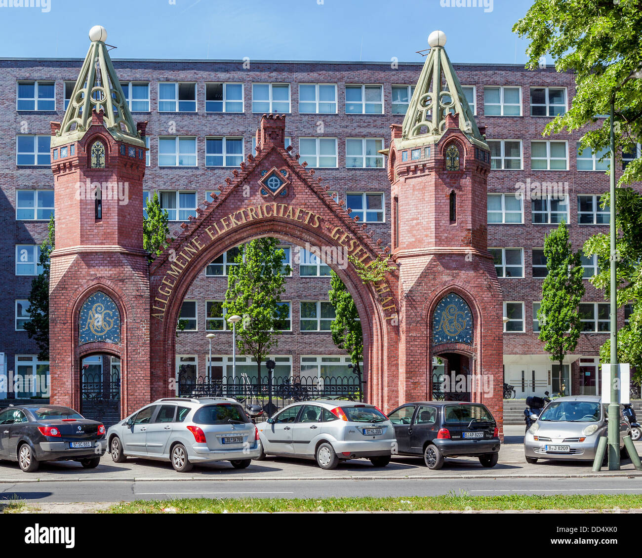 Due pilastri in mattoni turritti all'ingresso neogotico della vecchia sede dell'AEG (Elektricitåts-Gesellschaft) a Brunnenstrasse, Berlino Foto Stock