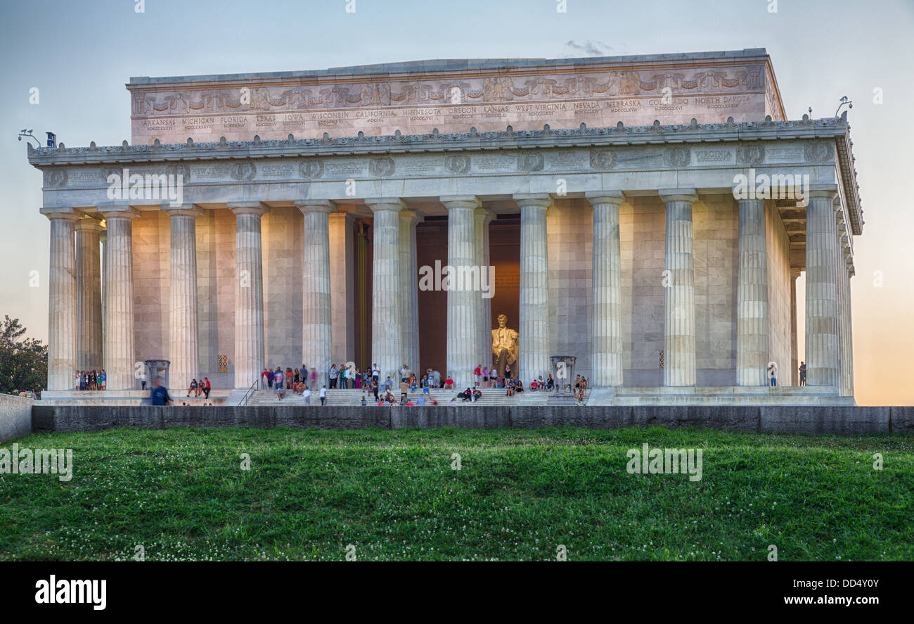 Lincoln Memorial al tramonto con i turisti, Washington DC, Stati Uniti d'America Foto Stock