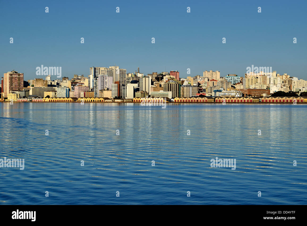 Il Brasile, Rio Grande do Sul: Skyline di Porto Alegre visto dal Lago Guaíba Foto Stock