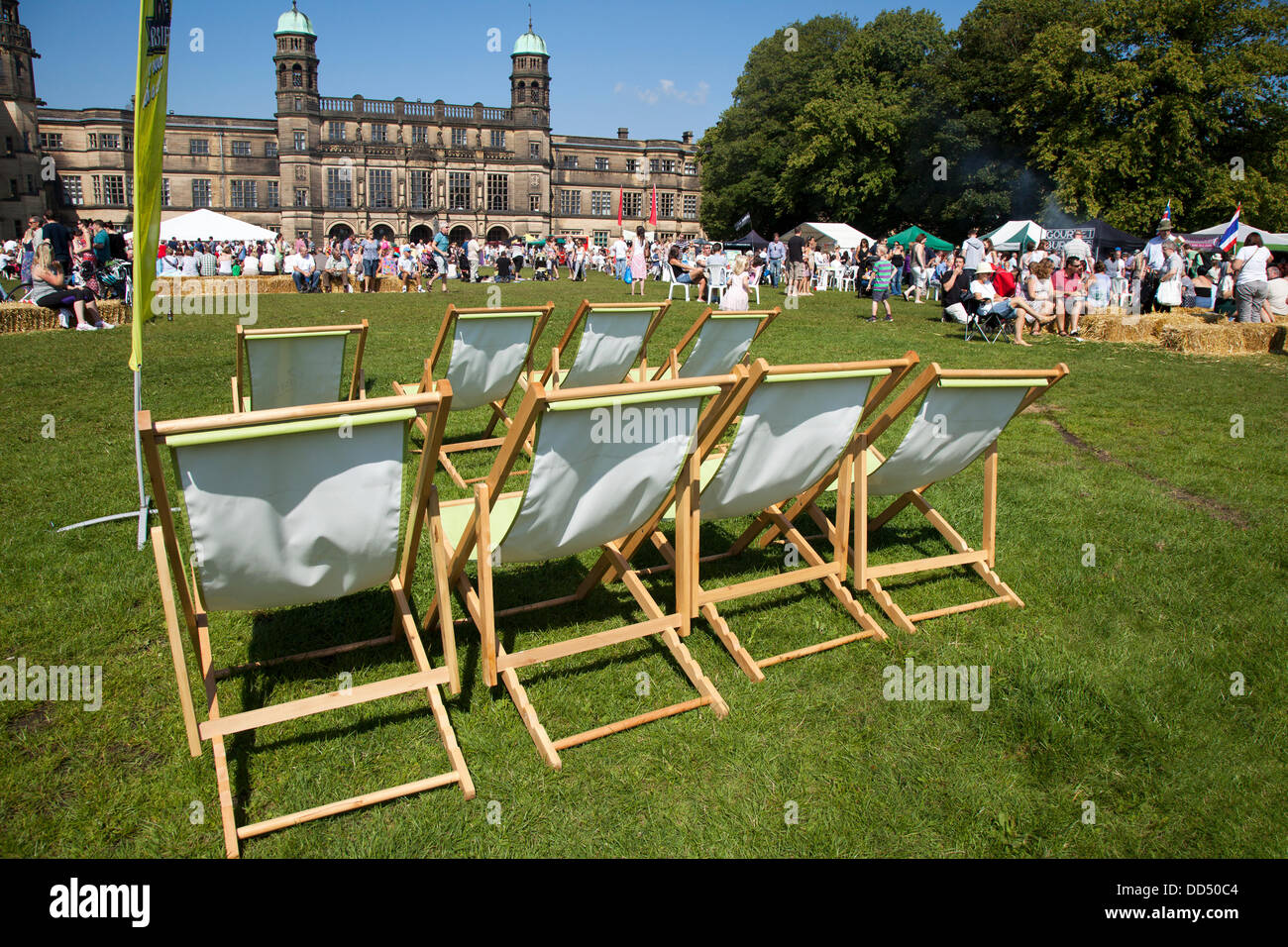 File di sedie a sdraio e posti a sedere estivi al Great British Food Festival che si svolge nella Ribble Valley, Stonyhurst College, Grade i edificio elencato a Clitheroe, il fine settimana di vacanza della banca di agosto ha salutato un enorme successo da parte degli organizzatori. L'evento ha incluso produttori locali all'interno e all'esterno, che offrono un ottimo mix di migliori prodotti locali e piatti caldi offerti da fantastici venditori di Street food caldi e freddi. Foto Stock