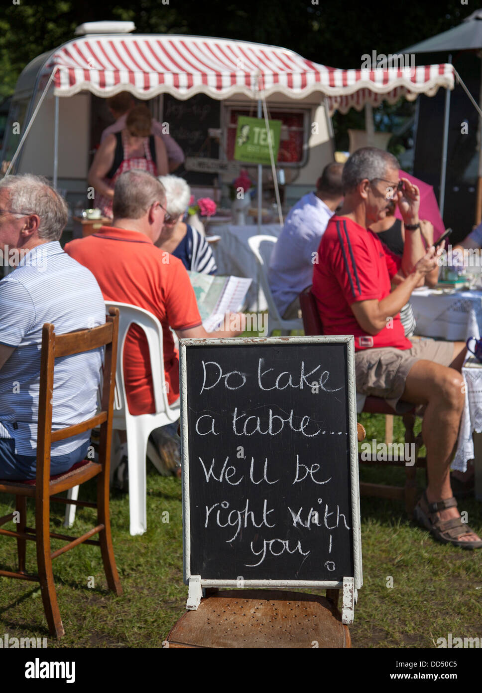 Teatime allo Stonehurst College, Clitheroe, Regno Unito. 26th agosto 2013. Tradizionale English Tea Cafe al Great British Food Festival che si svolge nella Ribble Valley durante tutto il fine settimana di vacanza in banca ha salutato un enorme successo da parte degli organizzatori. L'evento comprendeva 80 produttori locali all'interno e all'esterno, che offrivano un ottimo mix di prodotti locali e piatti caldi offerti da fantastici venditori di Street food caldi e freddi. Foto Stock