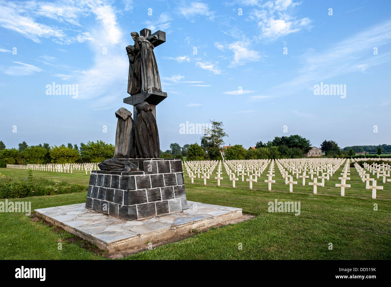 Il francese prima guerra mondiale un cimitero Cimetière national français de Saint-Charles de Potyze vicino a Ypres, Fiandre Occidentali, Belgio Foto Stock