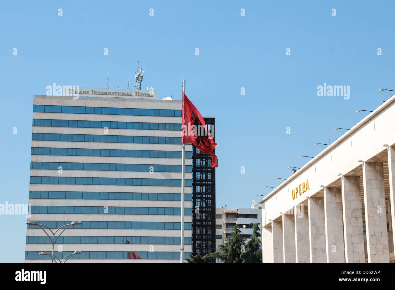 Il palazzo della cultura, opera house e hotel internazionale in Piazza Skanderbeg di Tirana, la capitale dell'albania Foto Stock
