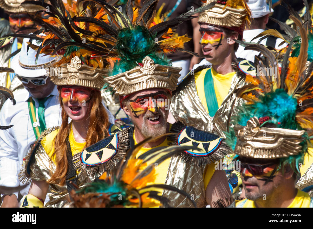 London, Regno Unito - 26 August 2013: festaioli prendere parte alla parata annuale presso il carnevale di Notting Hill. Credito: Piero Cruciatti/Alamy Live News Foto Stock