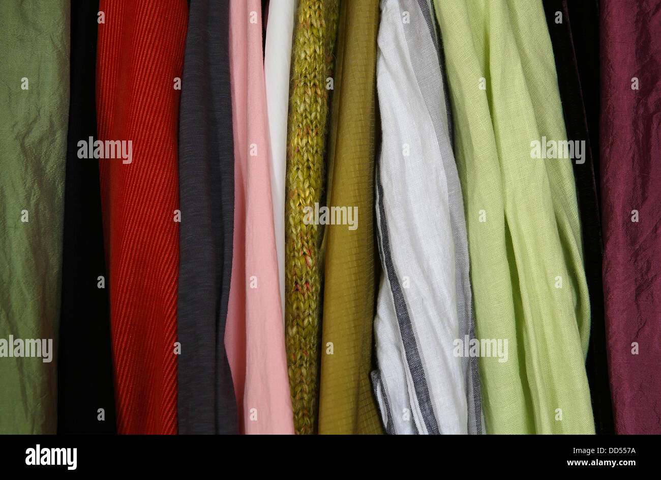 Diversi tessuti colorati appesi in un armadio Foto Stock